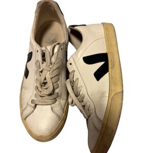 ✨ Veja Sneakers Size 7  Preowned Beaters Used Condition